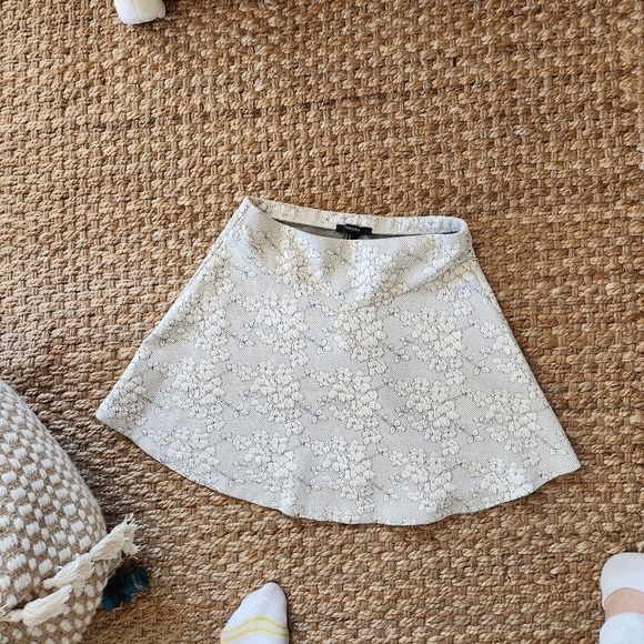 FOREVER 21 White Floral Mini Skirt Size Medium - Picture 3 of 4